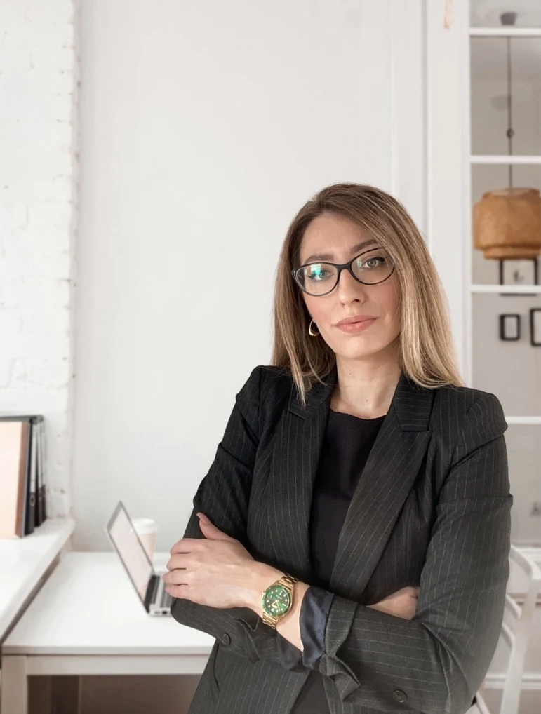 Ivana Mikuljanac, eksterni partner za uređenje poslovnih sistema, u radnom prostoru.